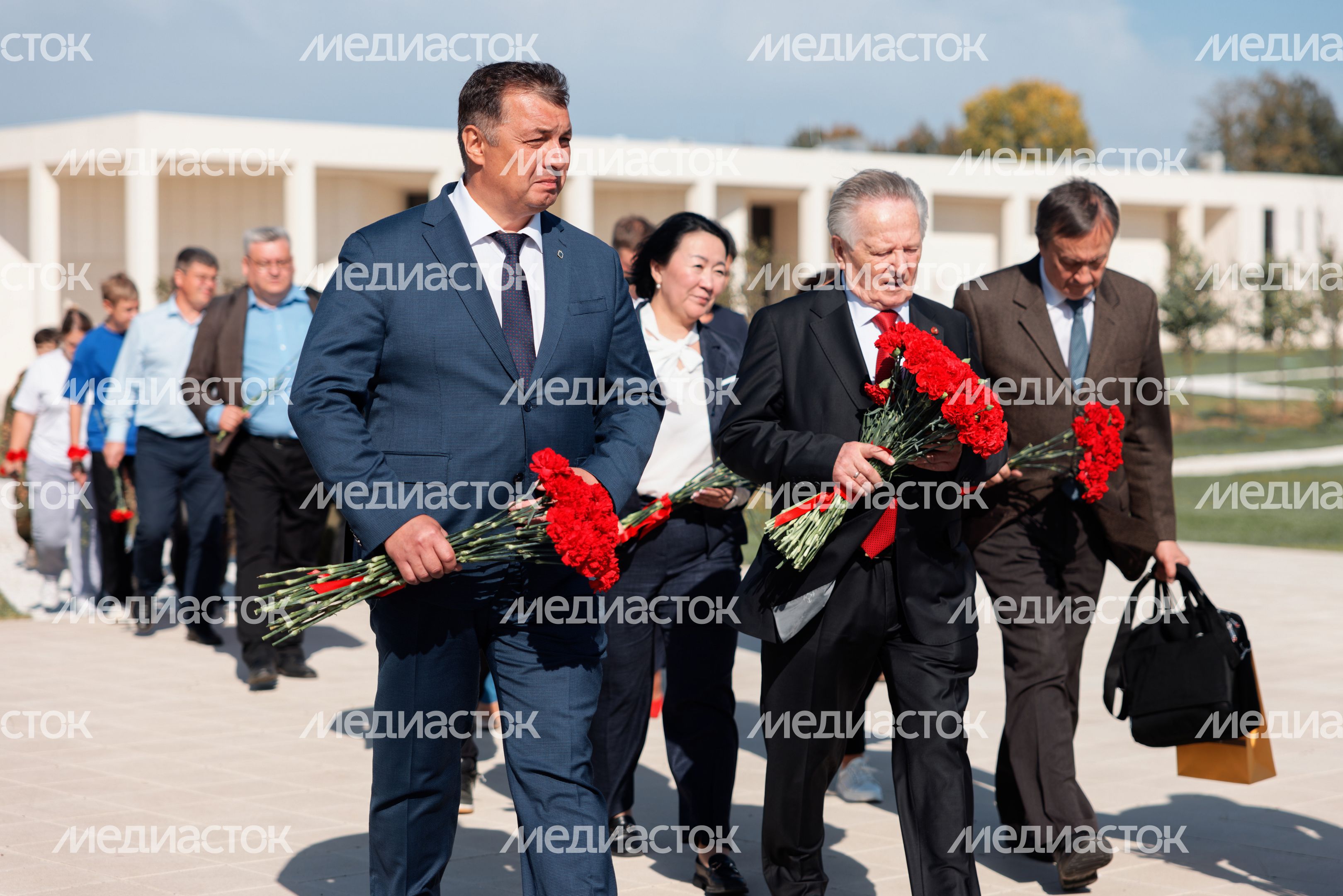 Александр Воробьев и Ростислав Мединский на церемонии возложения цветов Александр Воробьев и Ростислав Мединский на церемонии возложения цветов