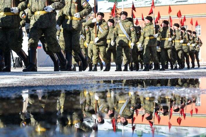 Подготовка военнослужащих отдельного комендантского Преображенского полка к военному параду на Красной площади
