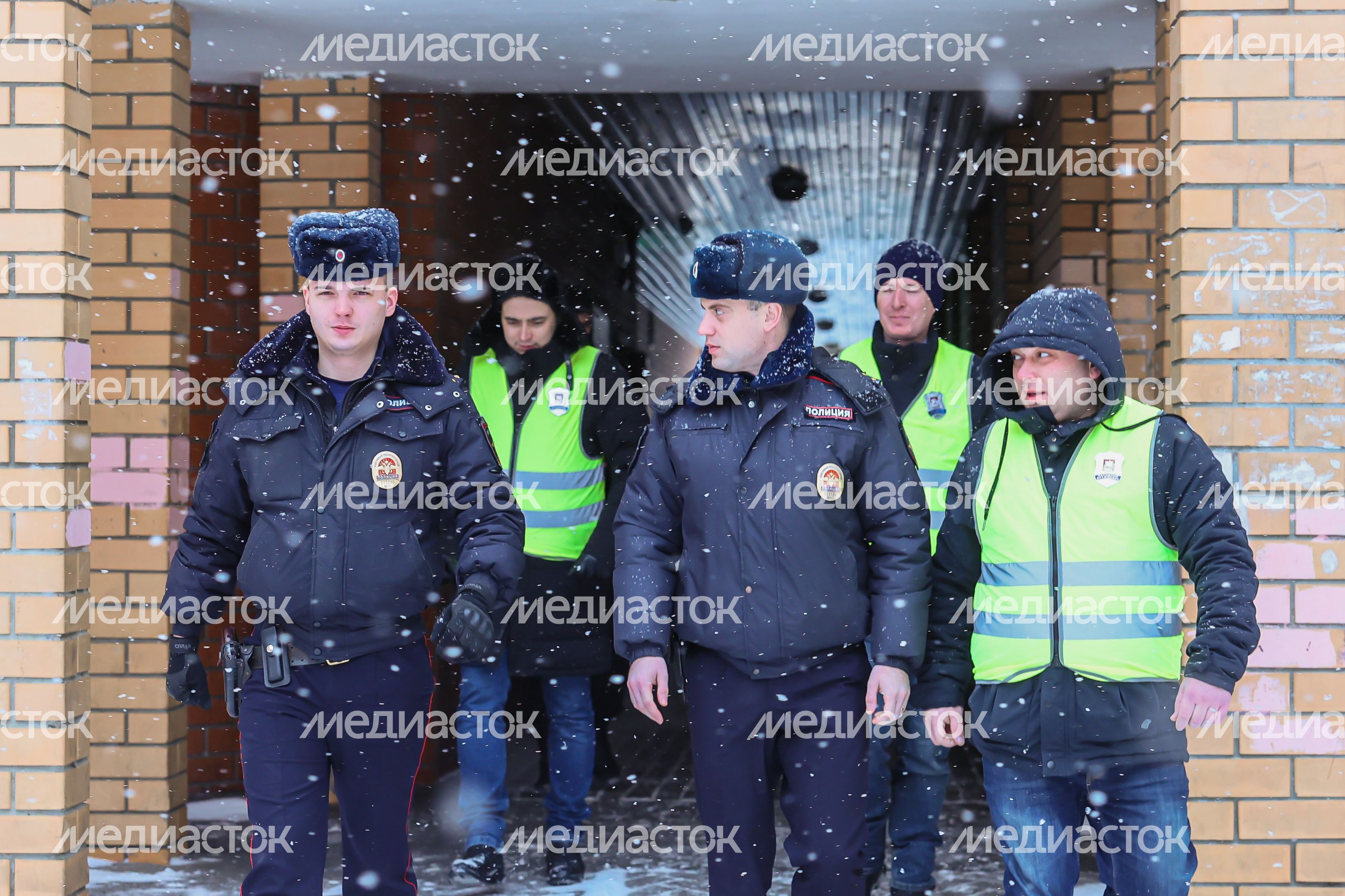Народные дружинники и сотрудники полиции патрулируют улицы Подмосковья Народные дружинники и сотрудники полиции патрулируют улицы Подмосковья