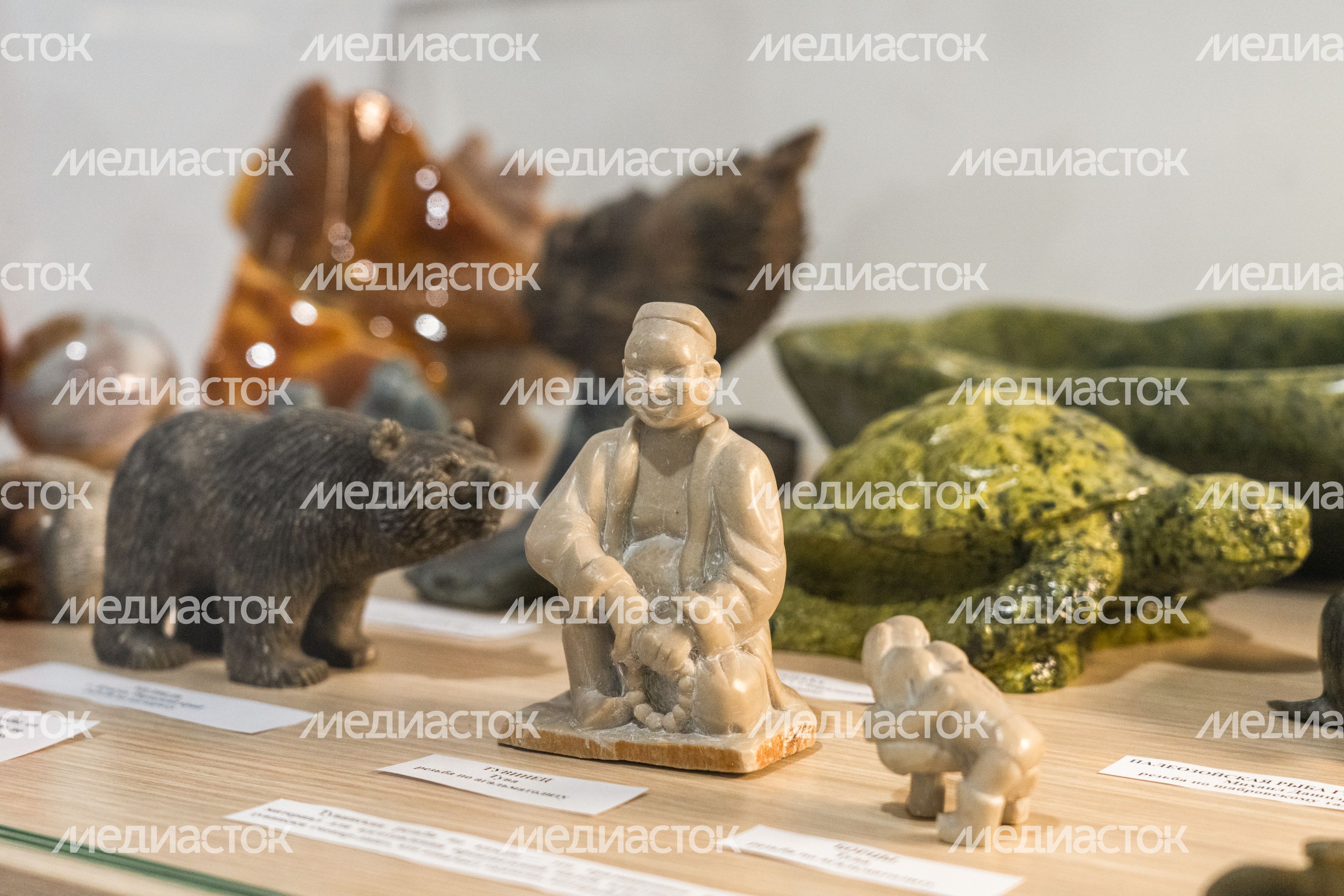 Экспонаты выставки «Каменное чудо» в выставочном комплексе «Артишок» в Химках