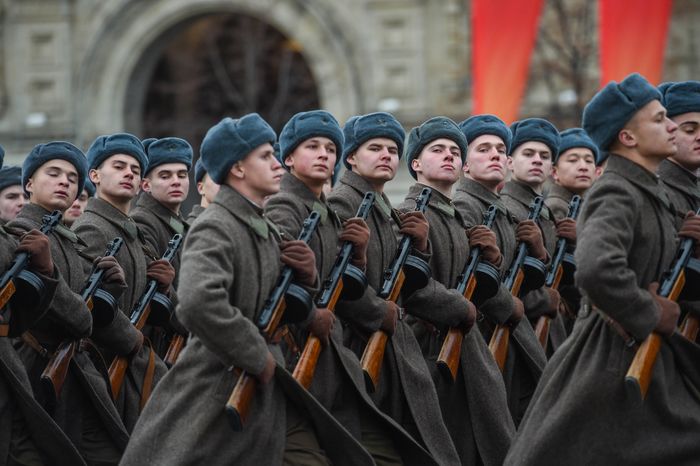 Торжественный марш в честь парада 1941 года на Красной площади в Москве