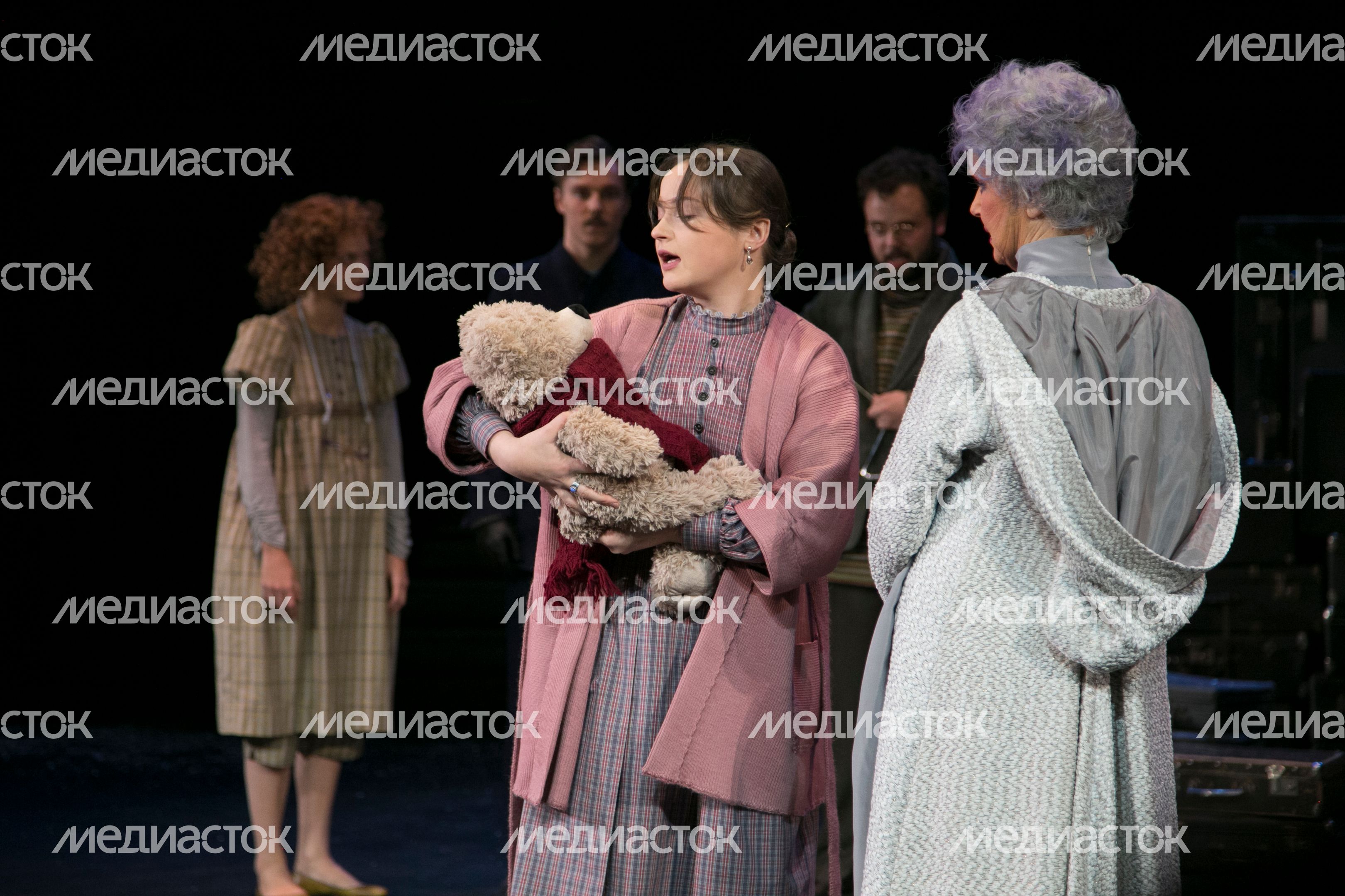 Премьера спектакля «Возьмите зонт, мадам Готье!» в театре имени Вахтангова