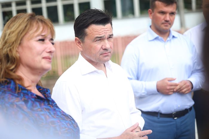 Губернатор осмотрел ход строительства пристройки на 400 мест к школе в Королеве