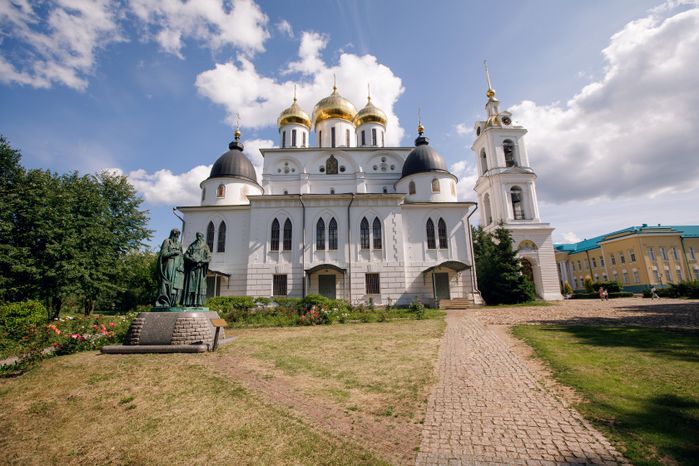 Дмитров. Памятник святым Кириллу и Мефодию