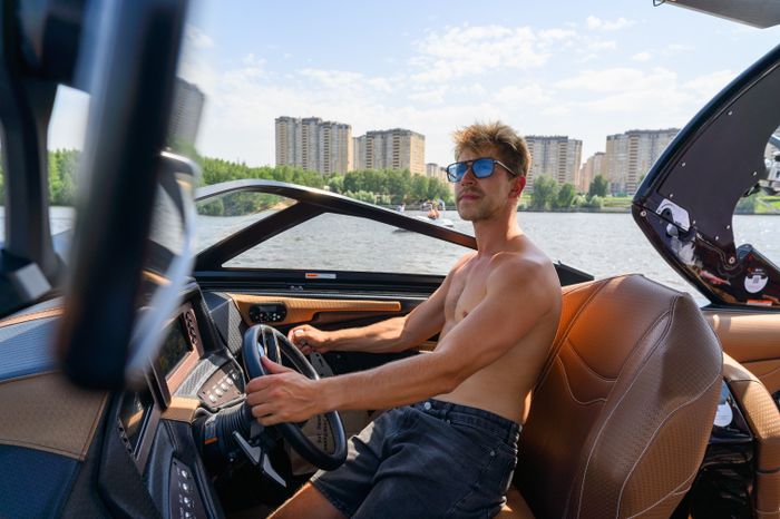 Водитель катера на чемпионате Московской области по серфингу на Пироговском водохранилище в Долгопрудном
