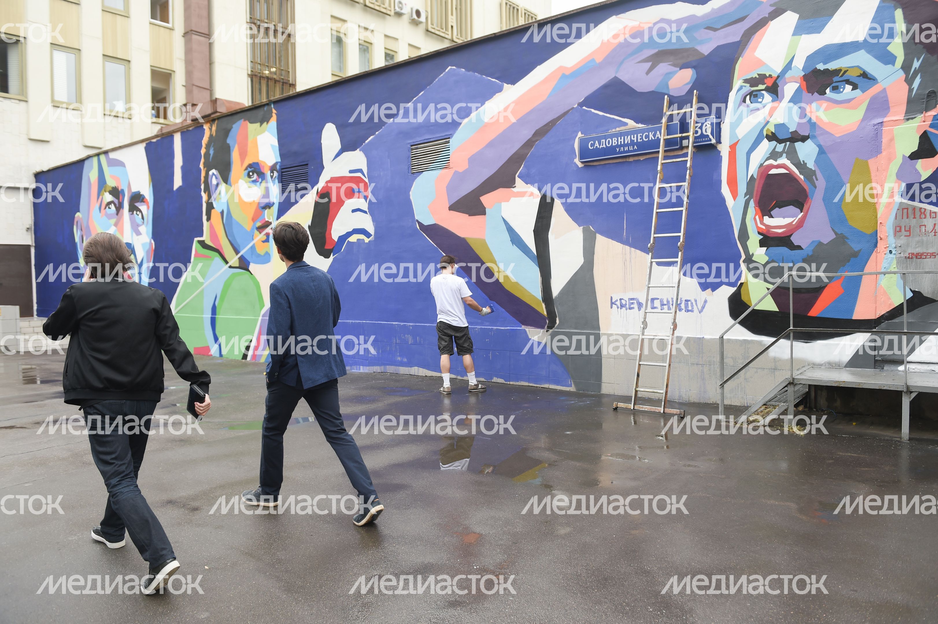 Граффити с изображением тренера, вратаря и нападающего сборной России в Москве