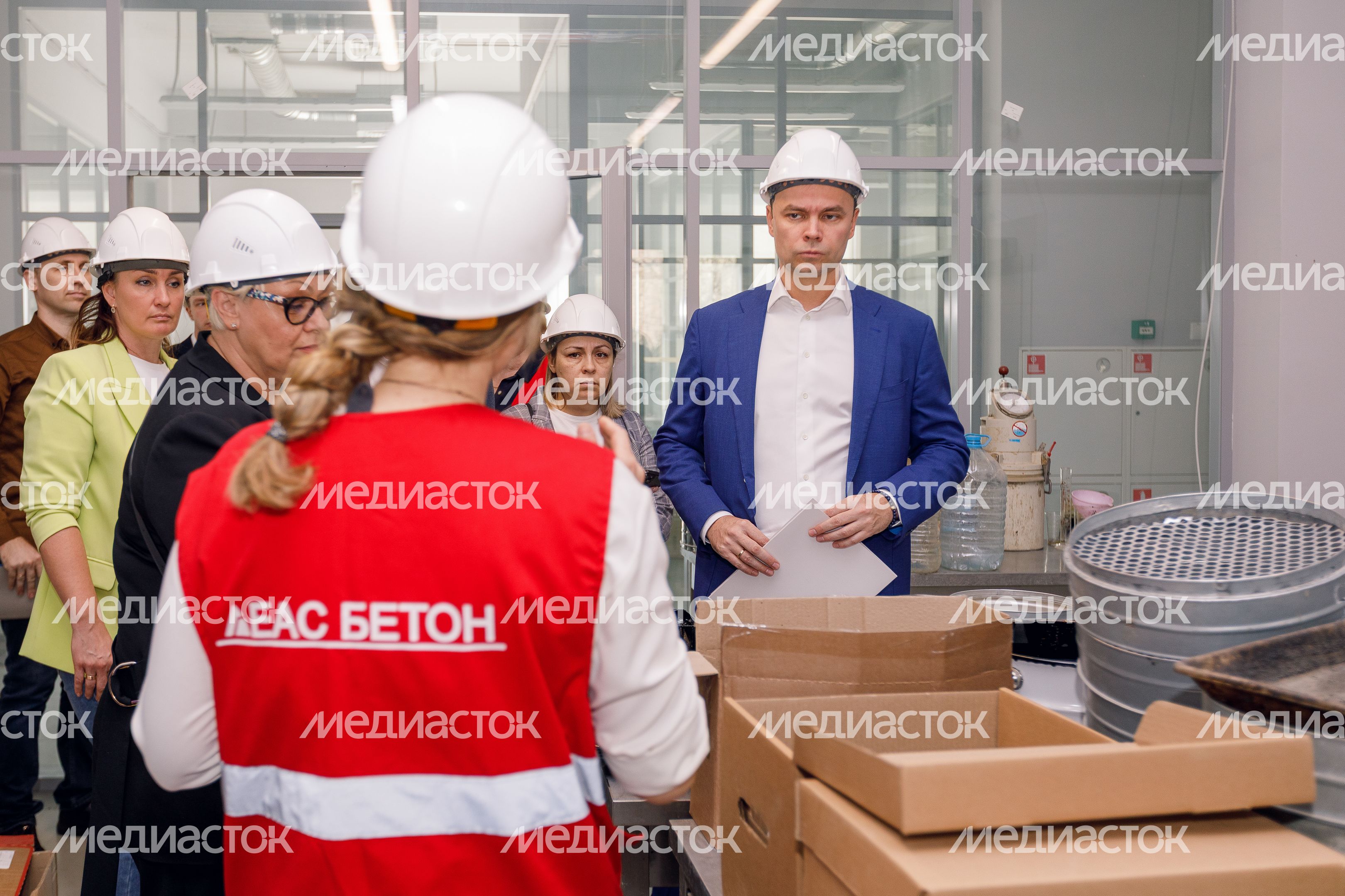 Всеволод Волосевич с отраслевыми заместителями глав округов посетил асфальтобетонный завод в Солнечногорске Всеволод Волосевич с отраслевыми заместителями глав округов посетил асфальтобетонный завод в Солнечногорске
