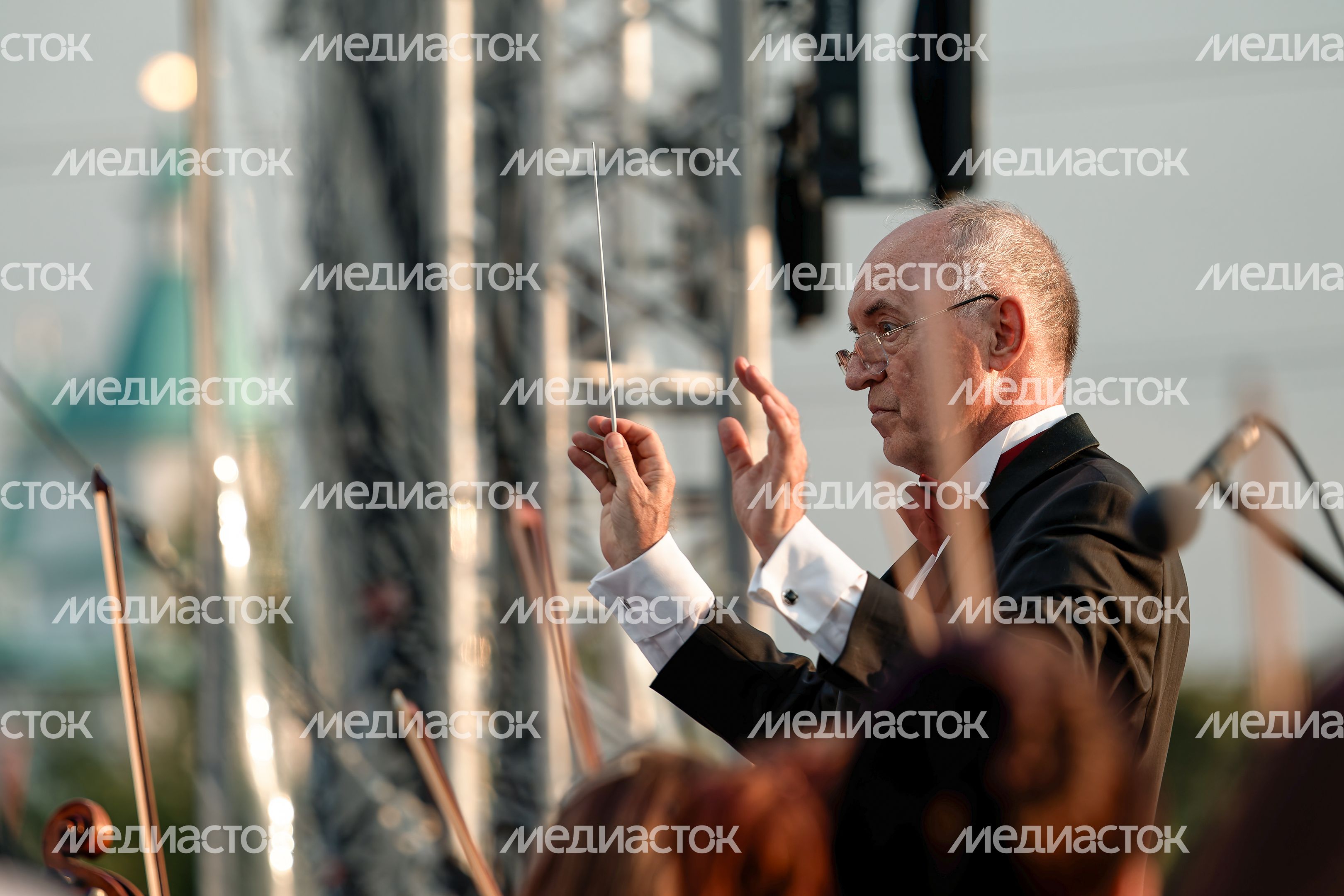 Дирижер Российского государственного симфонического оркестра кинематографии Сергей Скрипка Дирижер Российского государственного симфонического оркестра кинематографии Сергей Скрипка