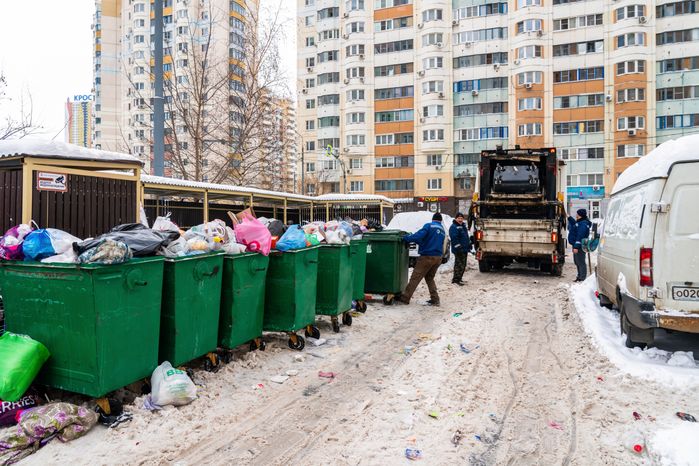 Работа мусоровозов зимой в Красногорске