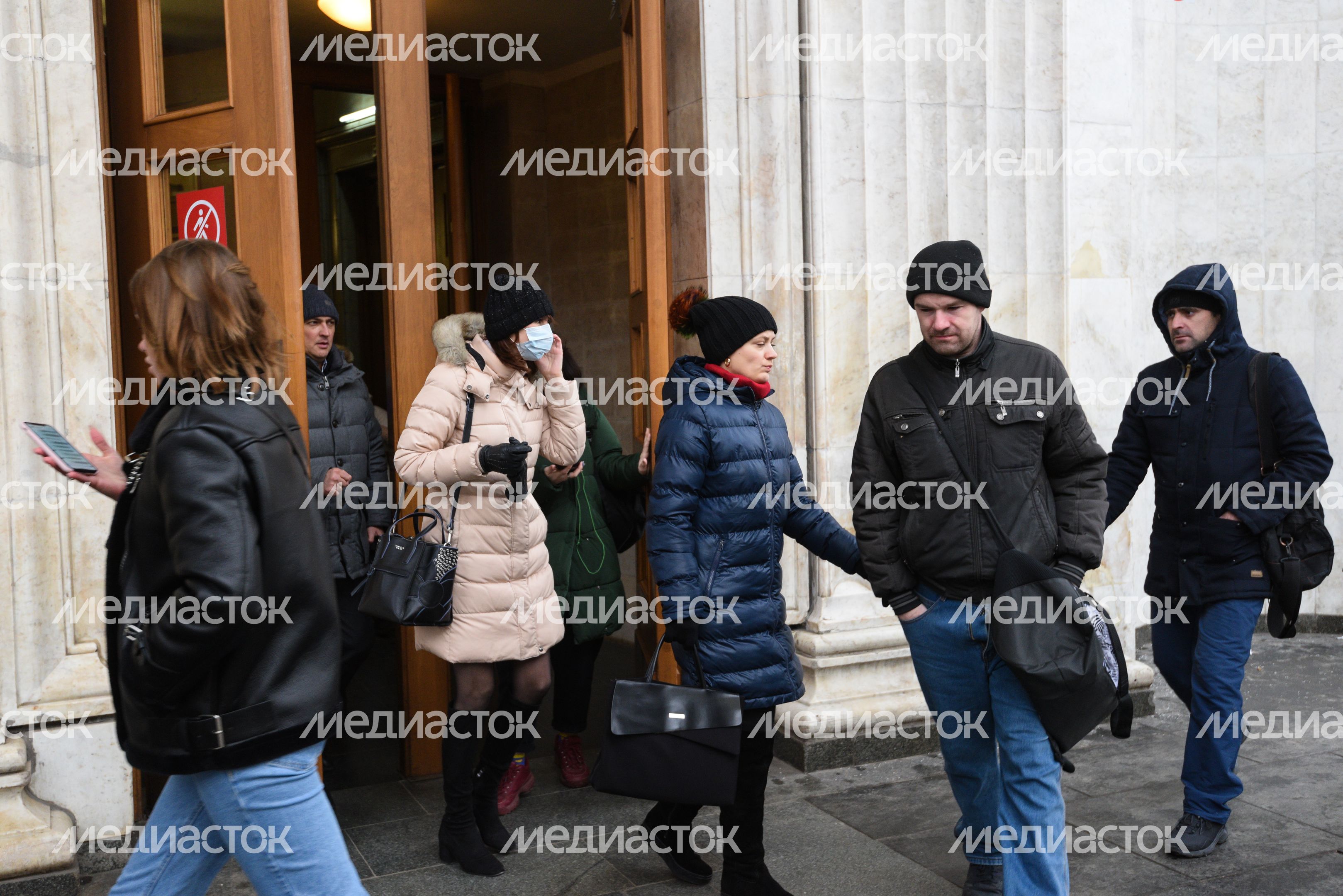 Люди в масках в период эпидемии коронавируса