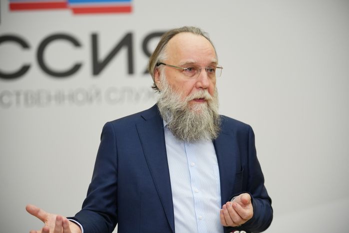 Александр Дугин выступает перед участниками молодежного форума "На государственной службе"