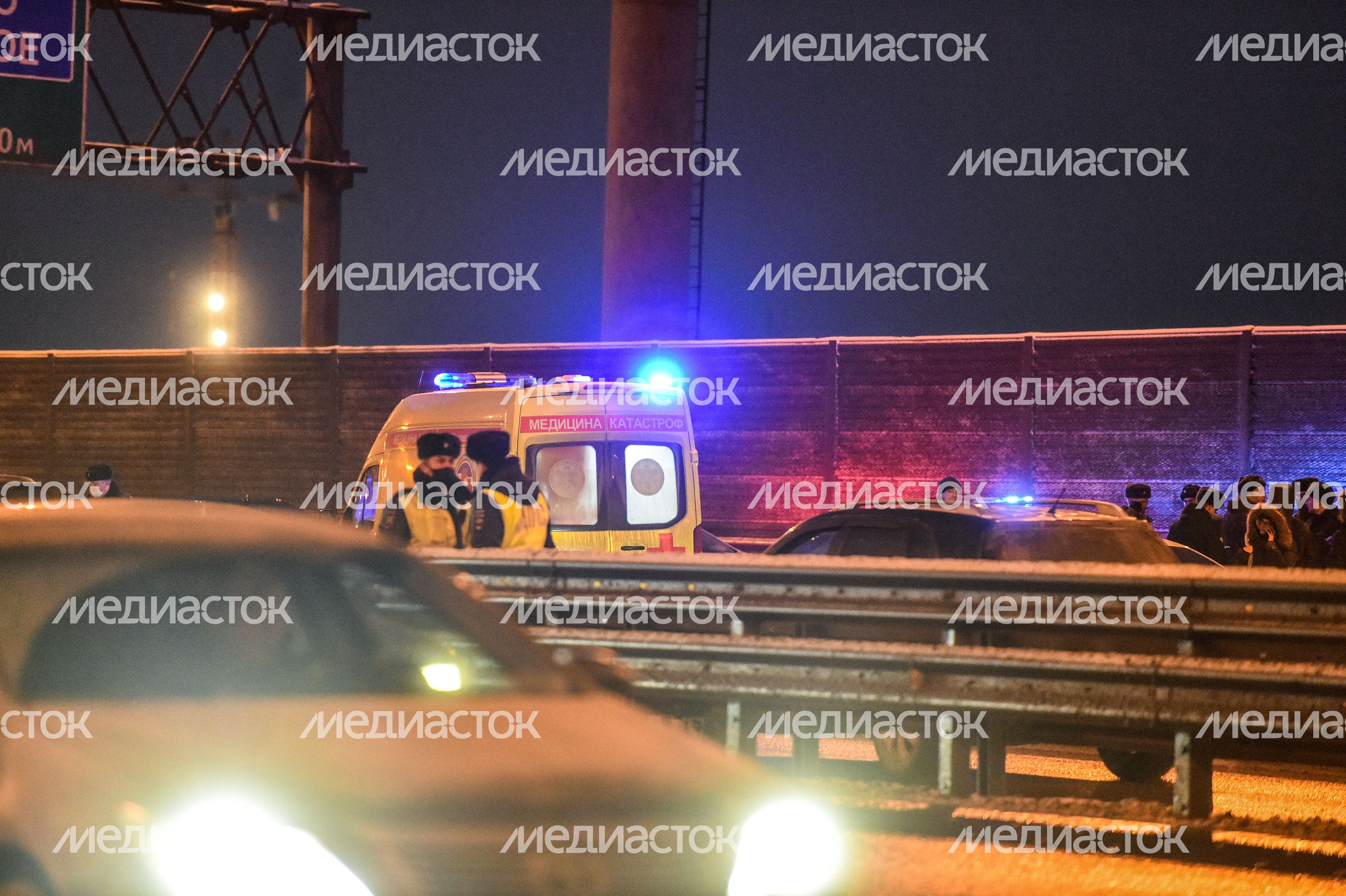 Кадры с места столкновения четырех автобусов и грузовика на Новорижском шоссе в Московской области