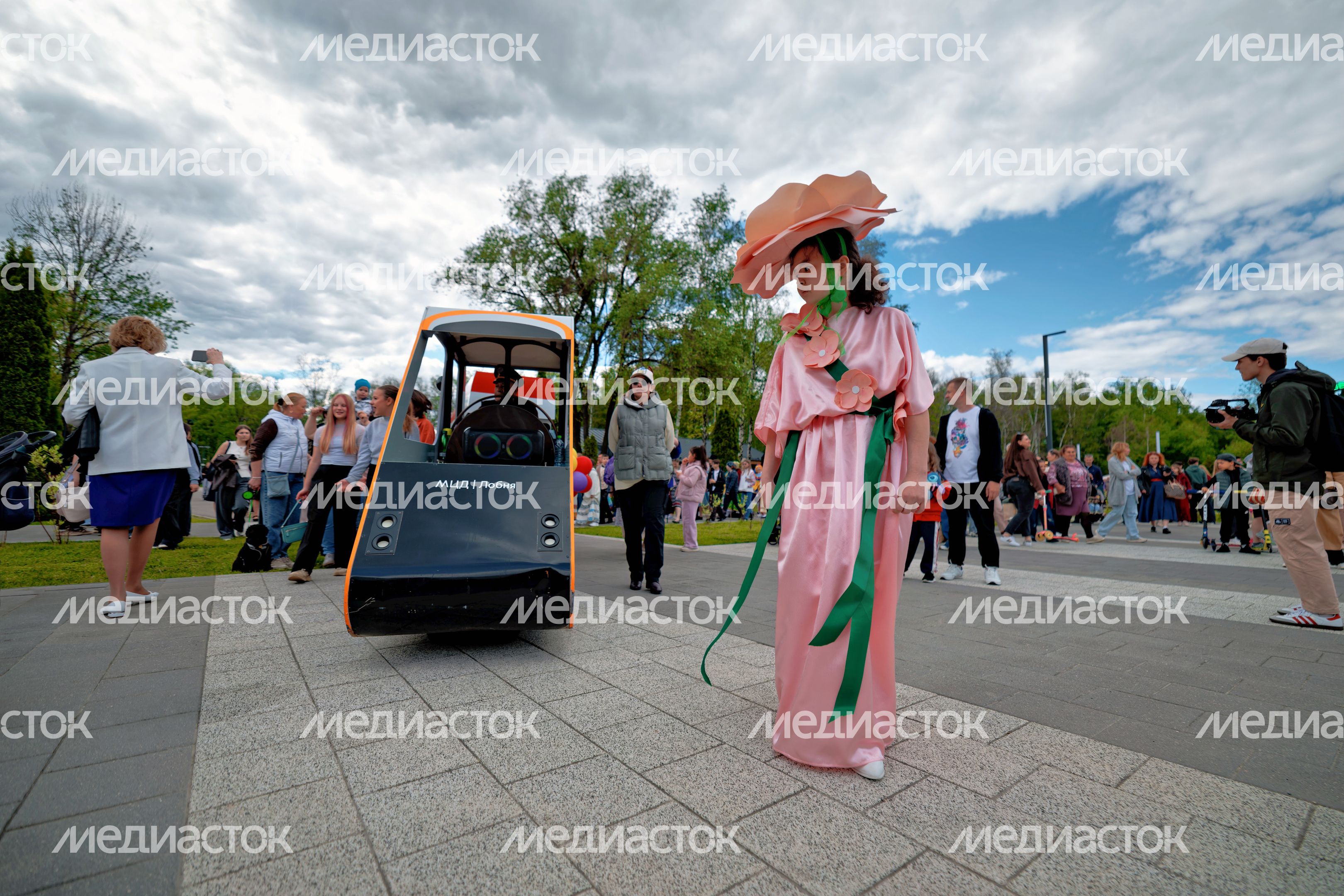 Костюмированное шествие в Центральном парке Лобни на закрытии XXX Театрального фестиваля «Русская классика» Костюмированное шествие в Центральном парке Лобни на закрытии XXX Театрального фестиваля «Русская классика»