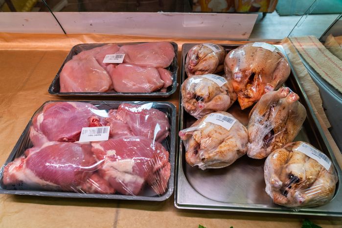 Мясо в фермерской лавке на экоферме Корневых в Истре