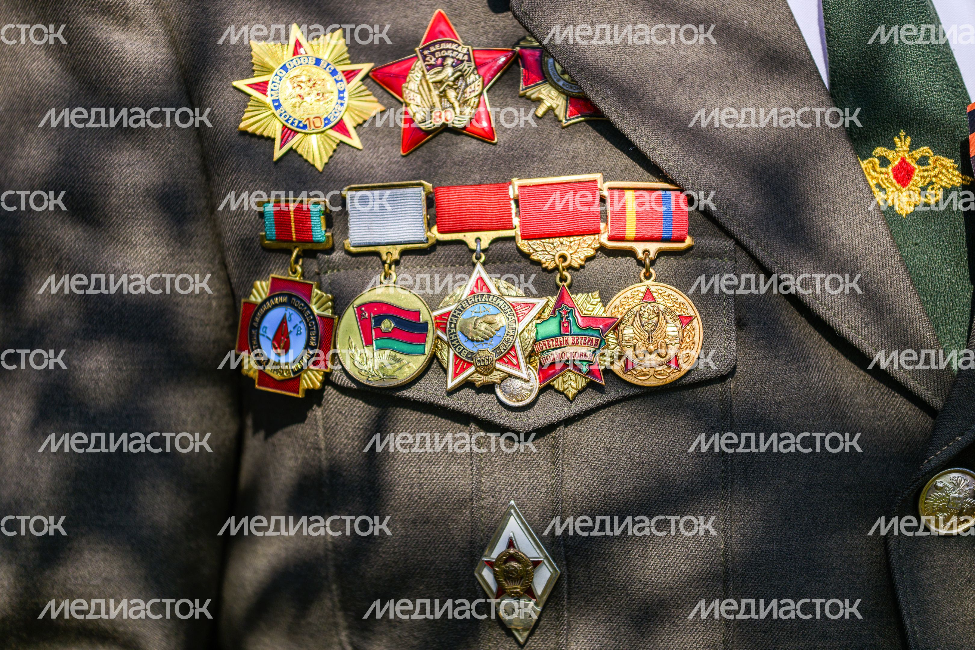 Боевые медали на пиджаке ветерана в День Победы Боевые медали на пиджаке ветерана в День Победы
