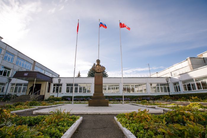 Краснознаменск. Бюст космонавта Германа Титова во дворе лицея № 1