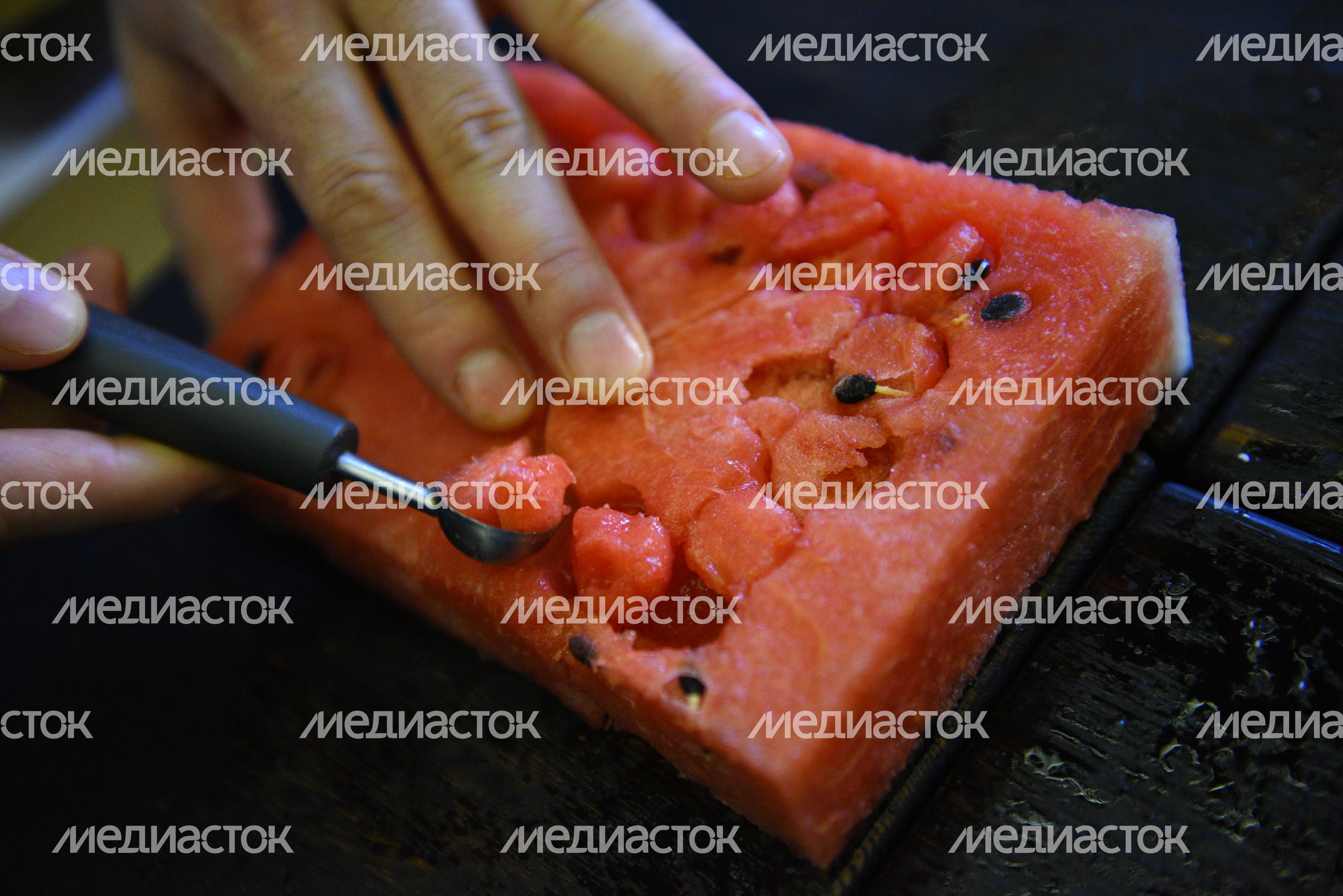 Приготовление десерта из арбуза и дыни