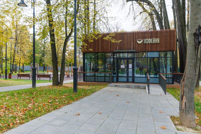 Кофейня в парке «Киово» в Лобне осенью