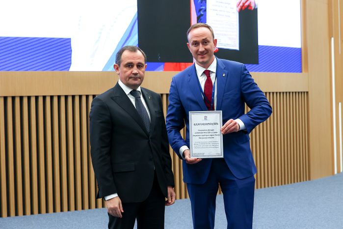 Игорь Брынцалов вручил благодарности депутатам на конференции партии «Единая Россия»