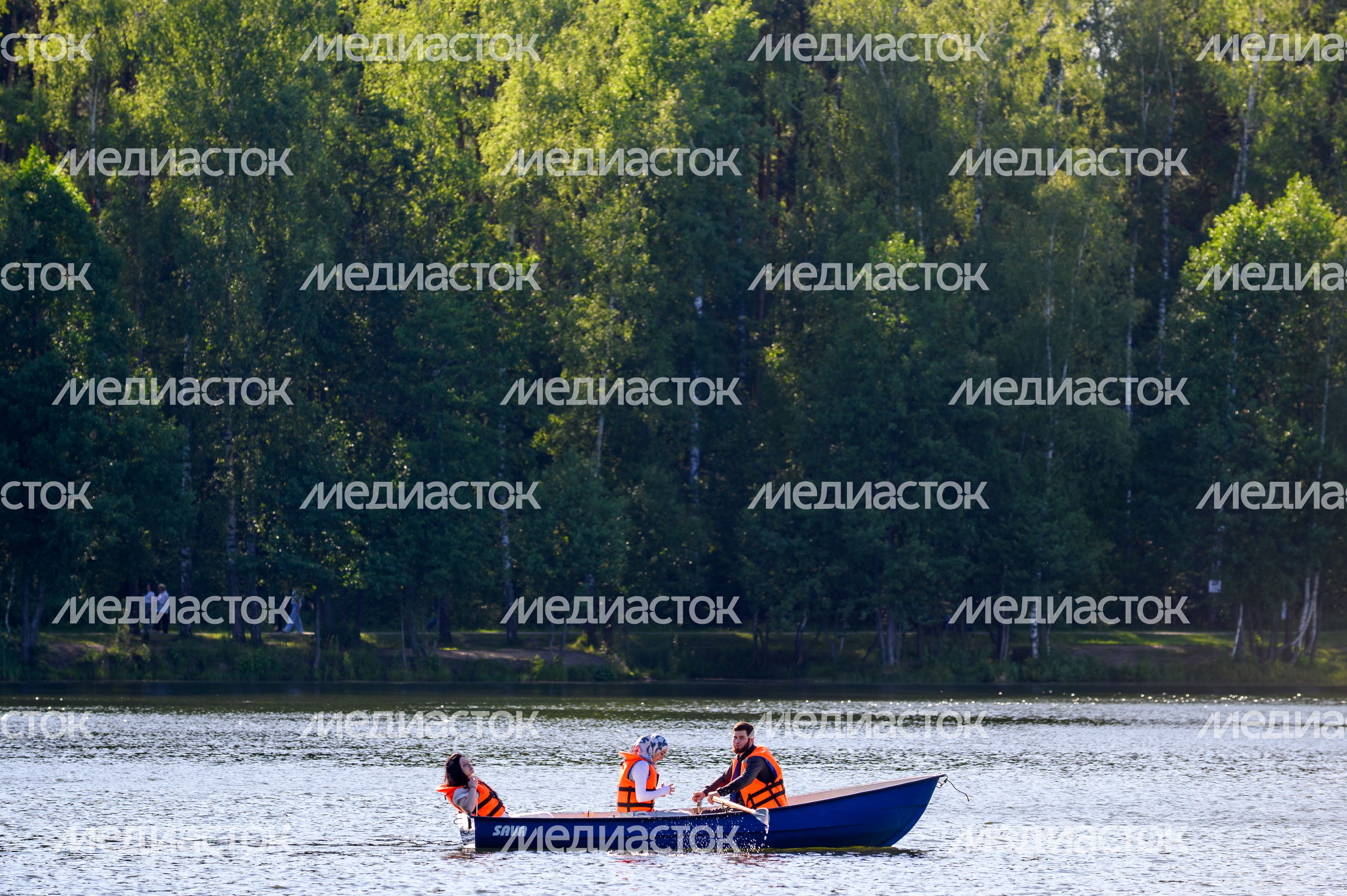 Лодка на пруду парка «Авангард» в Электростали Лодка на пруду парка «Авангард» в Электростали