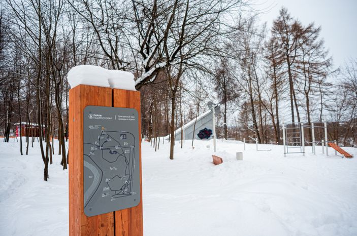 Зимние виды Памятника штурмовику Ил-2 в городе Истра