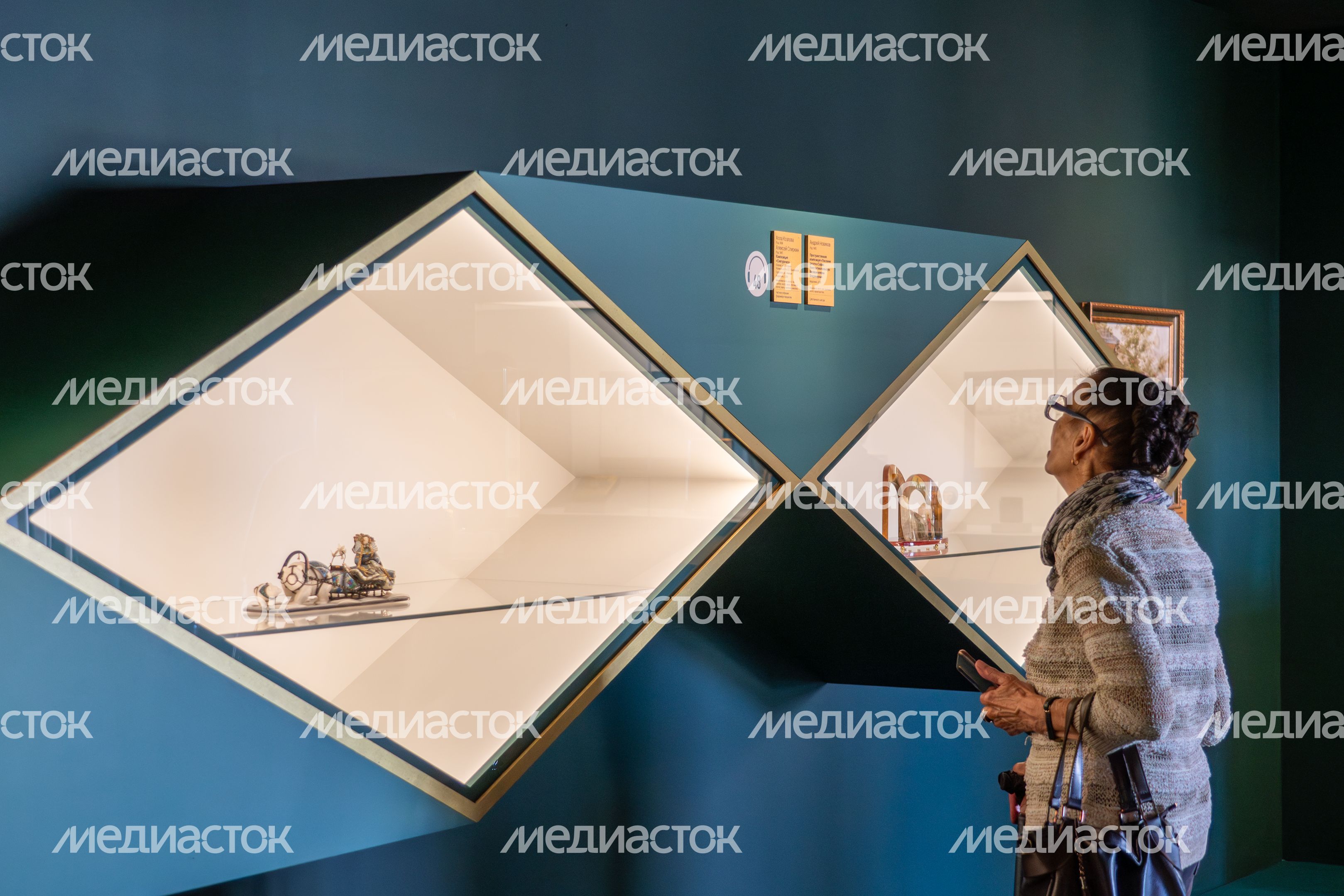 Посетители выставки «Федоскино: где живет душа» в музее «Новый Иерусалим» города Истра Посетители выставки «Федоскино: где живет душа» в музее «Новый Иерусалим» города Истра