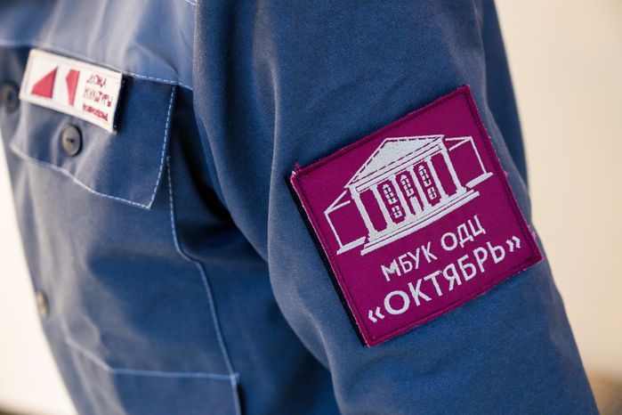 Сотрудник Образовательно-досугового центра «Октябрь» в Сергиевом Посаде в брендированной одежде