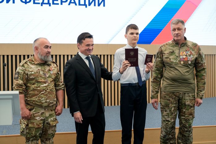 Андрей Воробьев вручил первые паспорта гражданина РФ юным жителям Подмосковья
