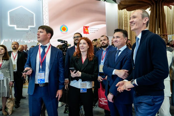 Дмитрий Григоренко осмотрел подмосковный стенд на ПМЭФ-2025