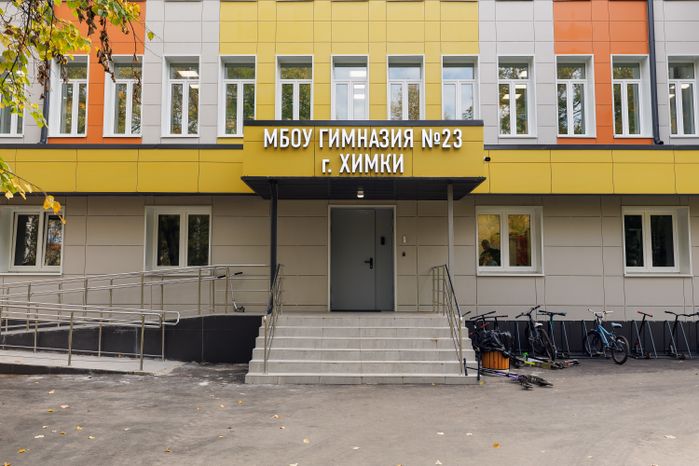 Роспись стен в гимназии №23 на улице Тюкова в Сходне округа Химки после капитального ремонта