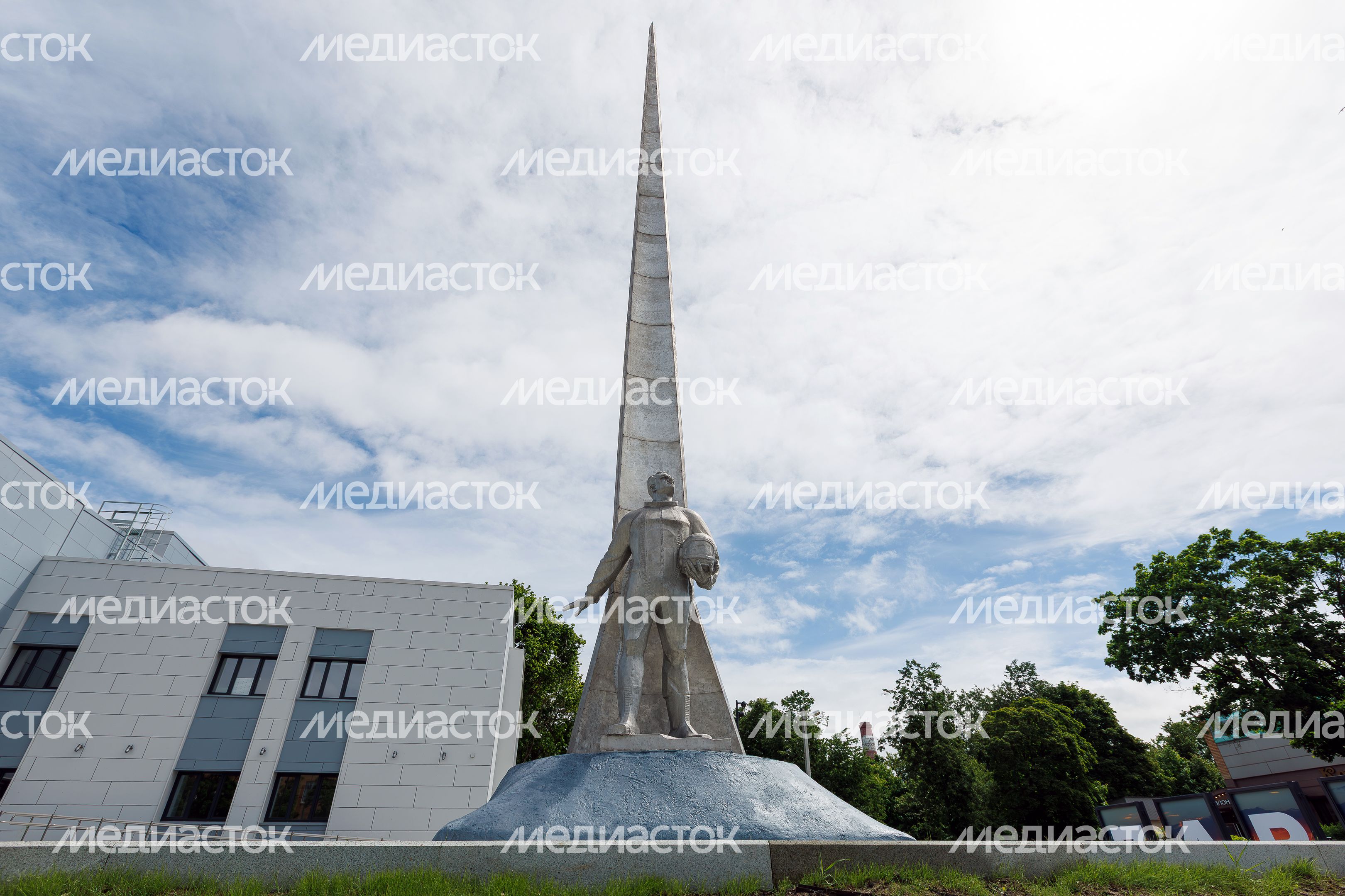 Памятник советскому летчику на улице Гагарина в микрорайоне Заря в Балашихе Памятник советскому летчику на улице Гагарина в микрорайоне Заря в Балашихе