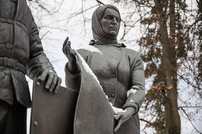 Памятник труженикам тыла в 1941-1945 у Троицкого собора в Раменском городском парке