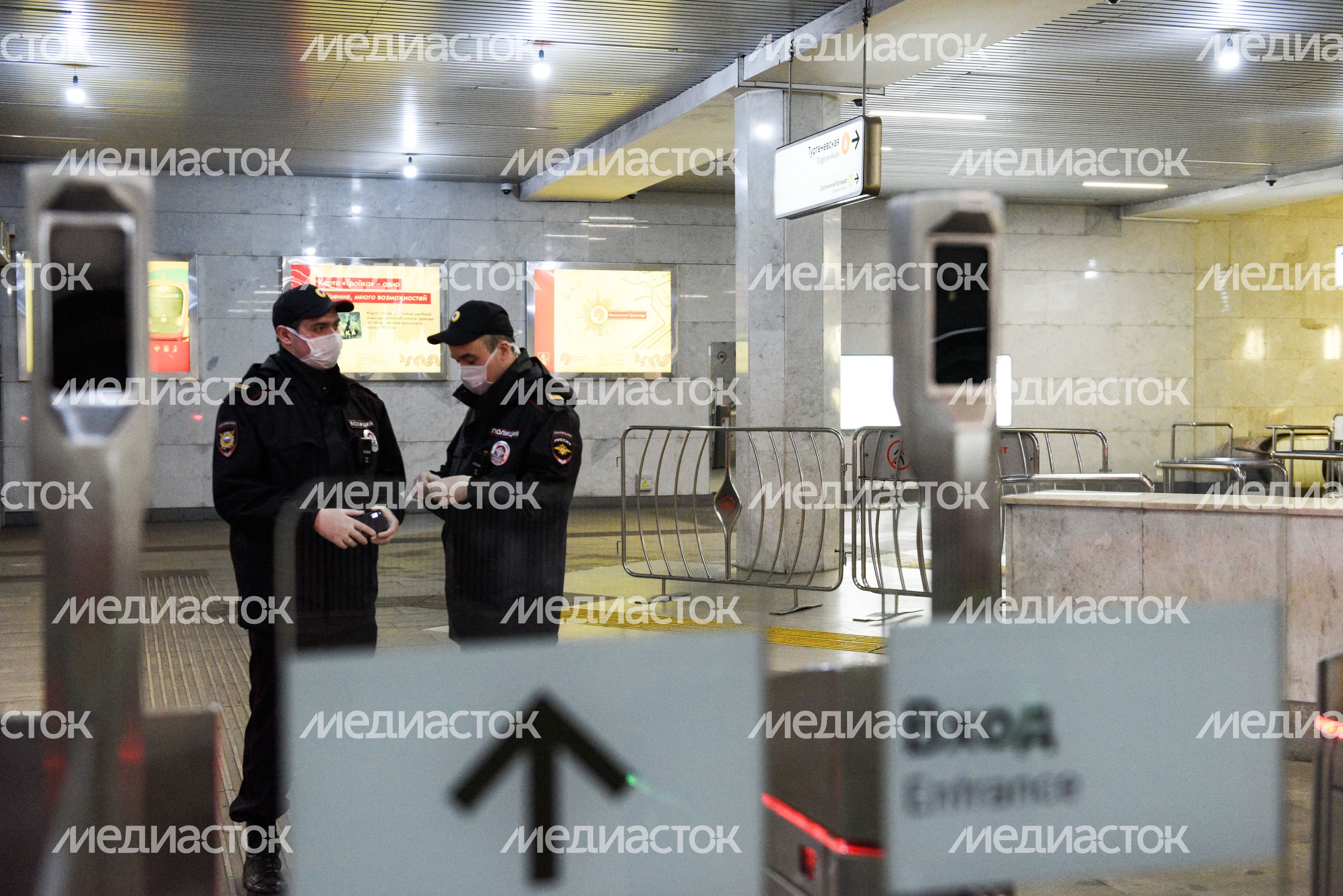 Проверка электронных пропусков в московском метро Проверка электронных пропусков в московском метро