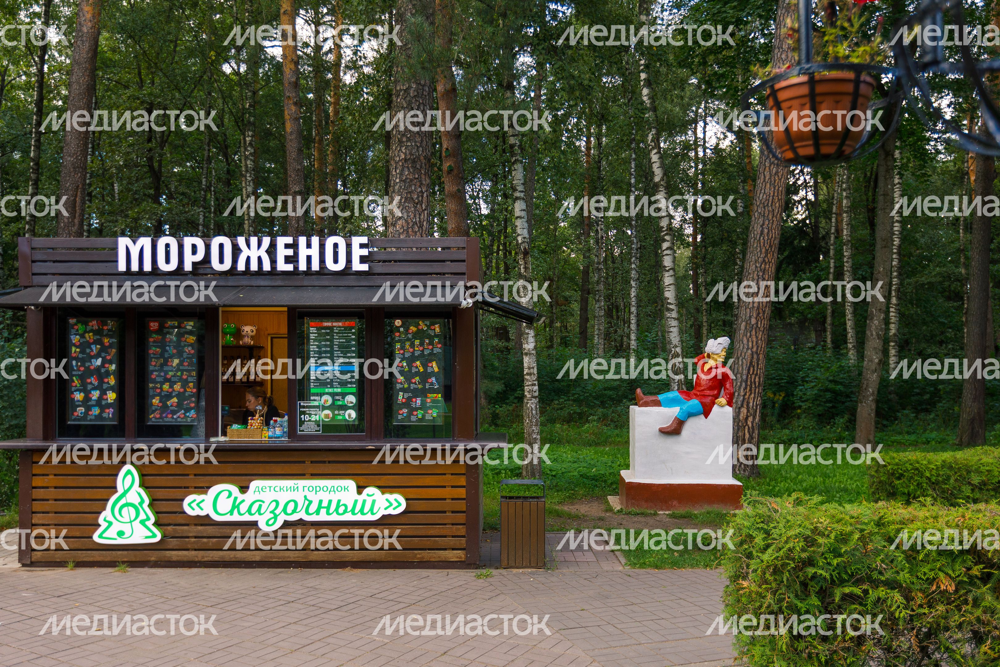 Ларек с мороженым в детском городке «Сказочный» в Красногорске Ларек с мороженым в детском городке «Сказочный» в Красногорске