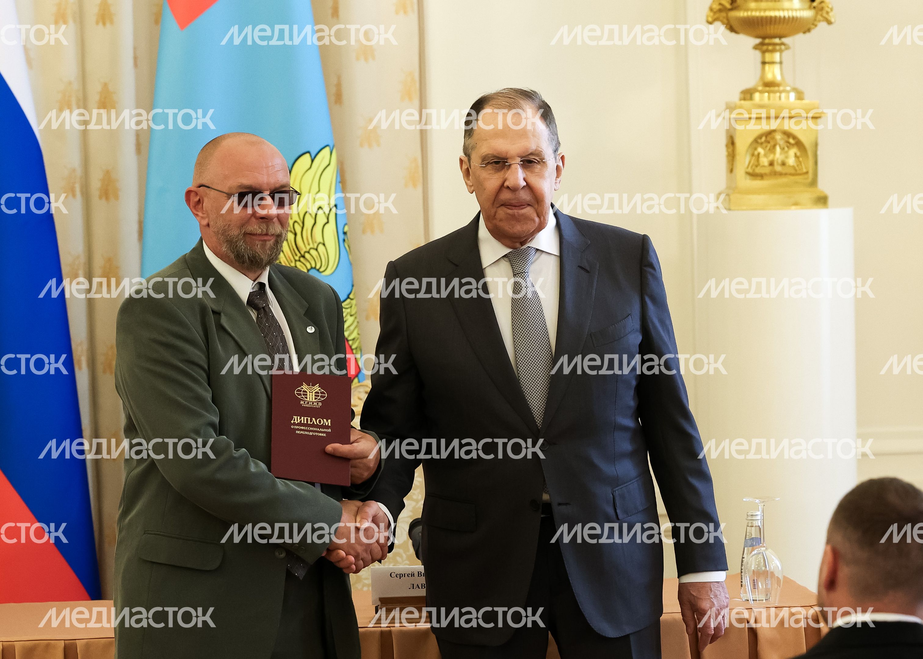 Сергей Лавров и Сергей Зеньков на церемонии вручения дипломов ветеранам СВО Сергей Лавров и Сергей Зеньков на церемонии вручения дипломов ветеранам СВО