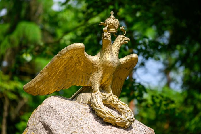 Камень в память остановки двух армий в августе 1812 года в Музее-заповеднике А.С. Пушкина в поселке Большие Вяземы