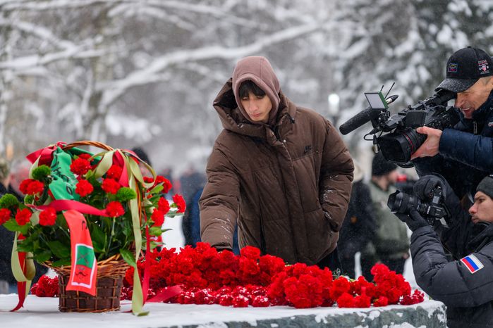 Возложение цветов к памятнику первому космонавту Юрию Гагарину в Звездном городке