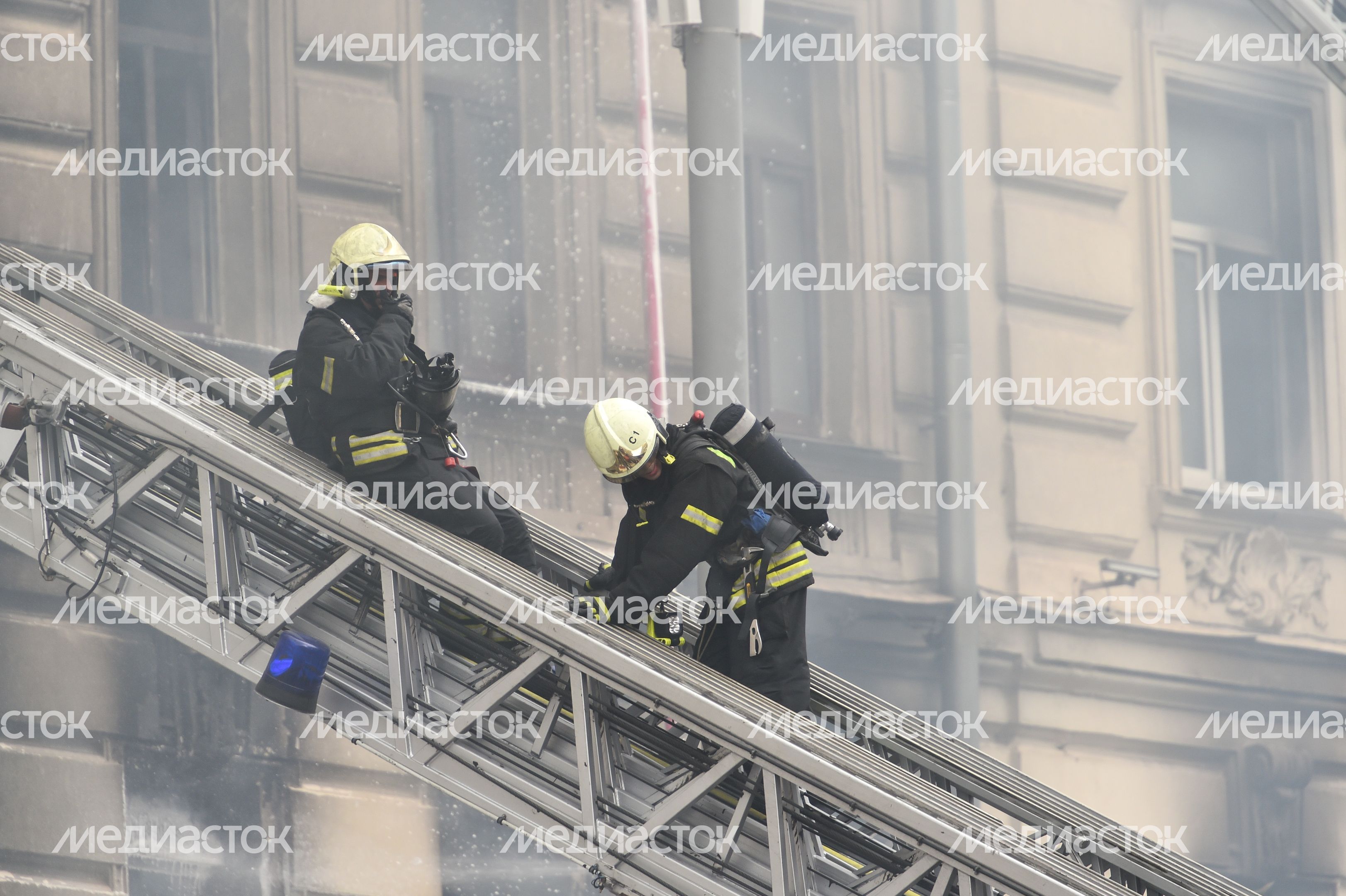 Пожар в реставрируемом здании на Тверской улице в Москве