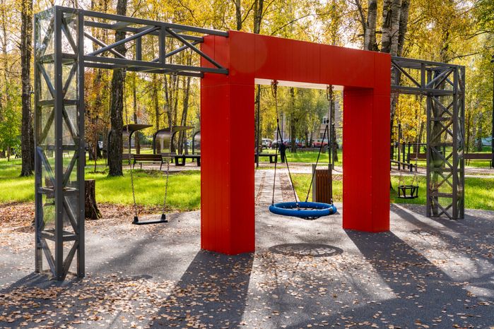 Благоустроенный сквер в микрорайоне Депо города Лобня осенью