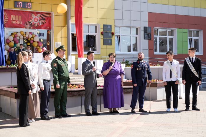 Андрей Воробьев поздравил школьников наро-фоминской СОШ №4 с последним звонком