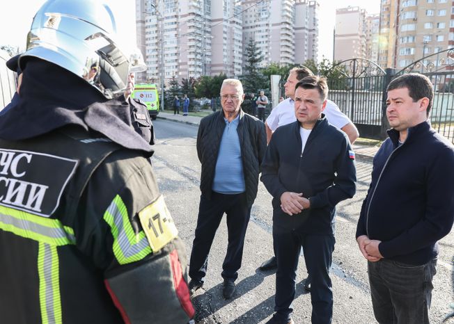 Андрей Воробьев встретился с жителями домов, поврежденных при атаке БПЛА