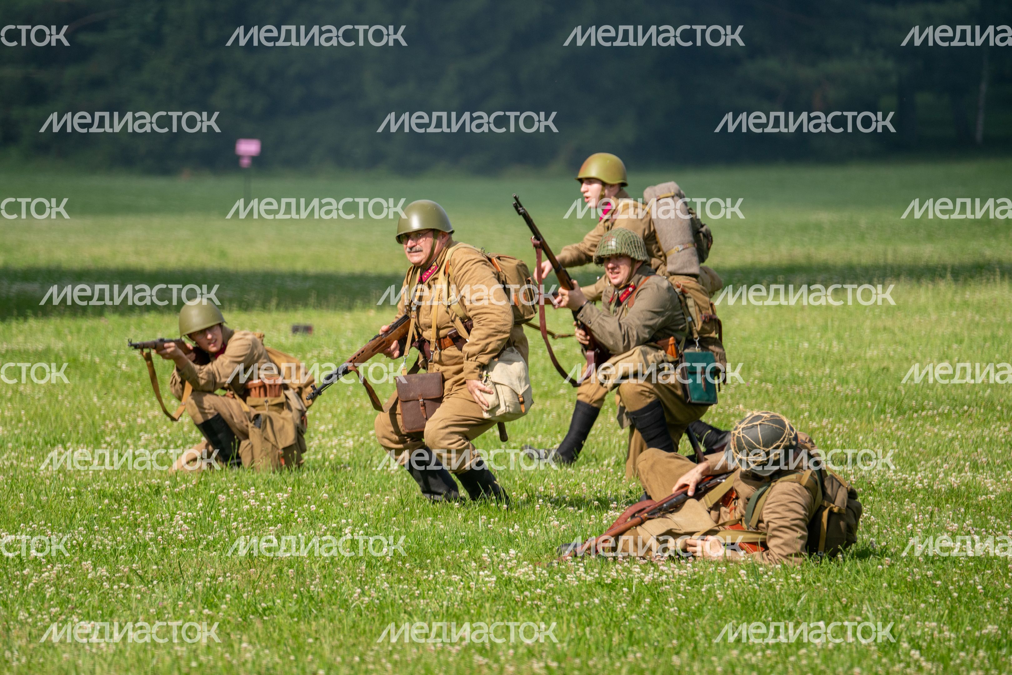 Реконструкция боя на военно-историческом фестивале «Ополчение. По зову сердца» в музее-заповеднике «Горки Ленинские» Реконструкция боя на военно-историческом фестивале «Ополчение. По зову сердца» в музее-заповеднике «Горки Ленинские»