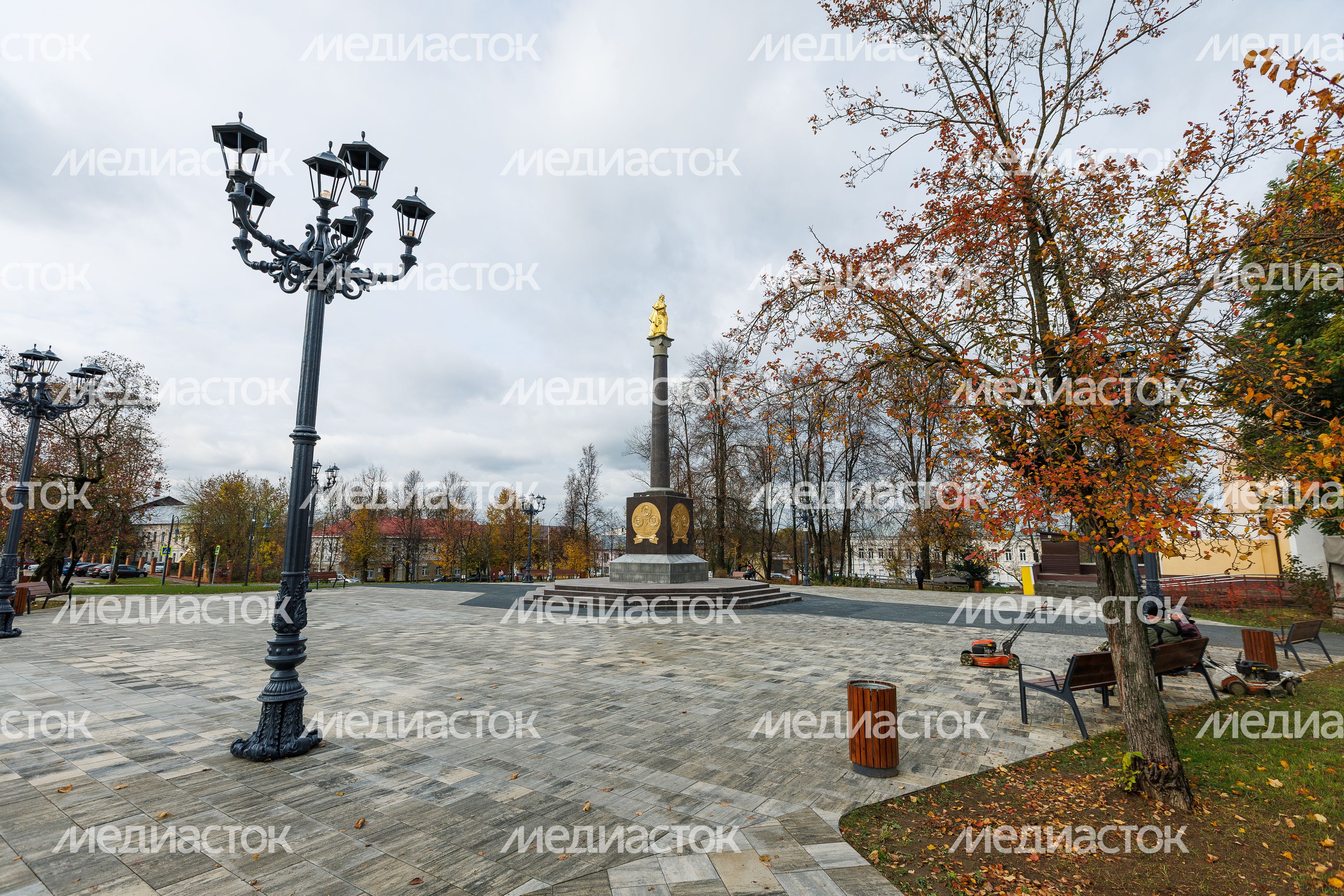 Памятник Екатерине II в сквере Бугрова в Ногинске осенью