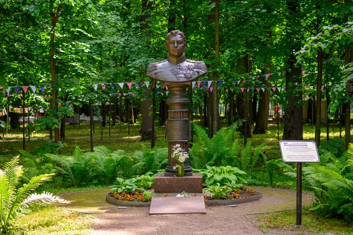 Памятник Дмитрию Владимировичу Голицыну в музее-заповеднике А.С. Пушкина в поселке Большие Вяземы Одинцовского округа