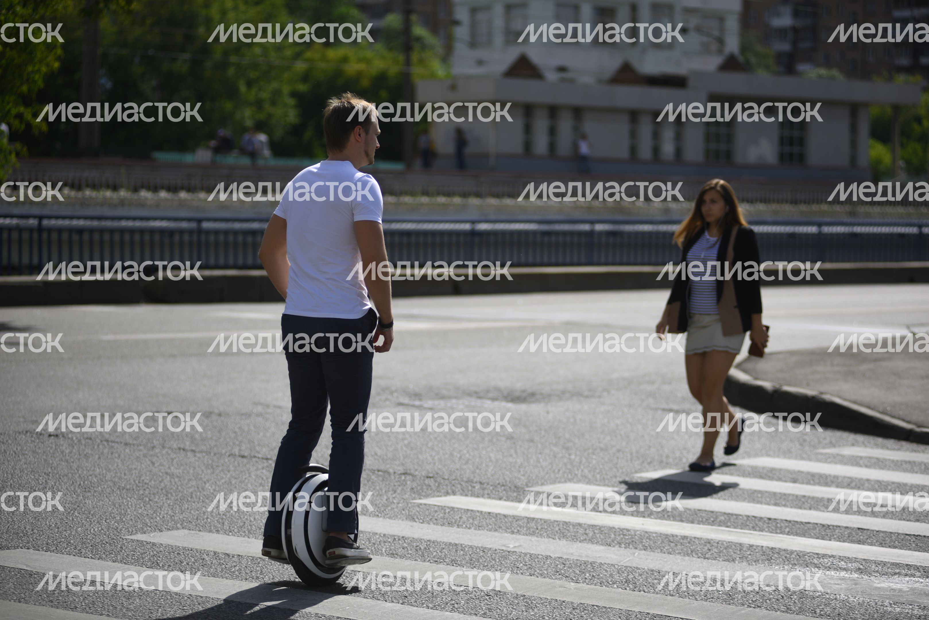 Молодой человек на моноколесе в Москве Молодой человек на моноколесе в Москве