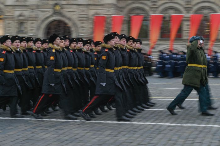Торжественный марш в честь парада 1941 года на Красной площади в Москве