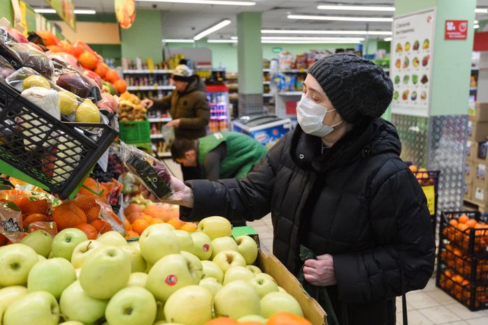 Люди в масках в период эпидемии коронавируса