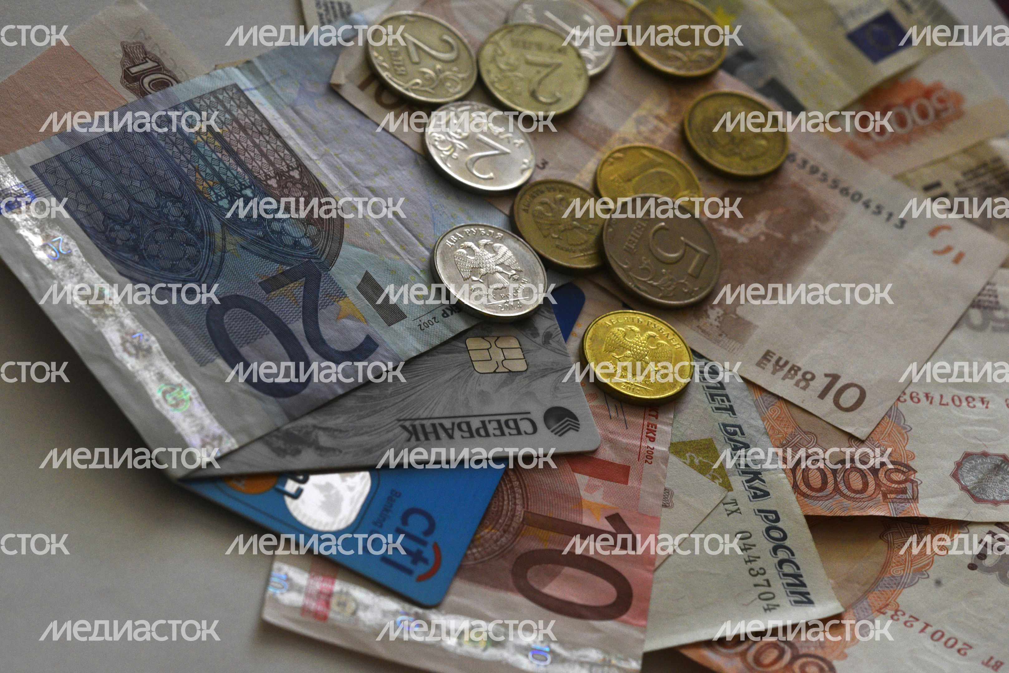 Денежные купюры евро и рублей Денежные купюры евро и рублей
