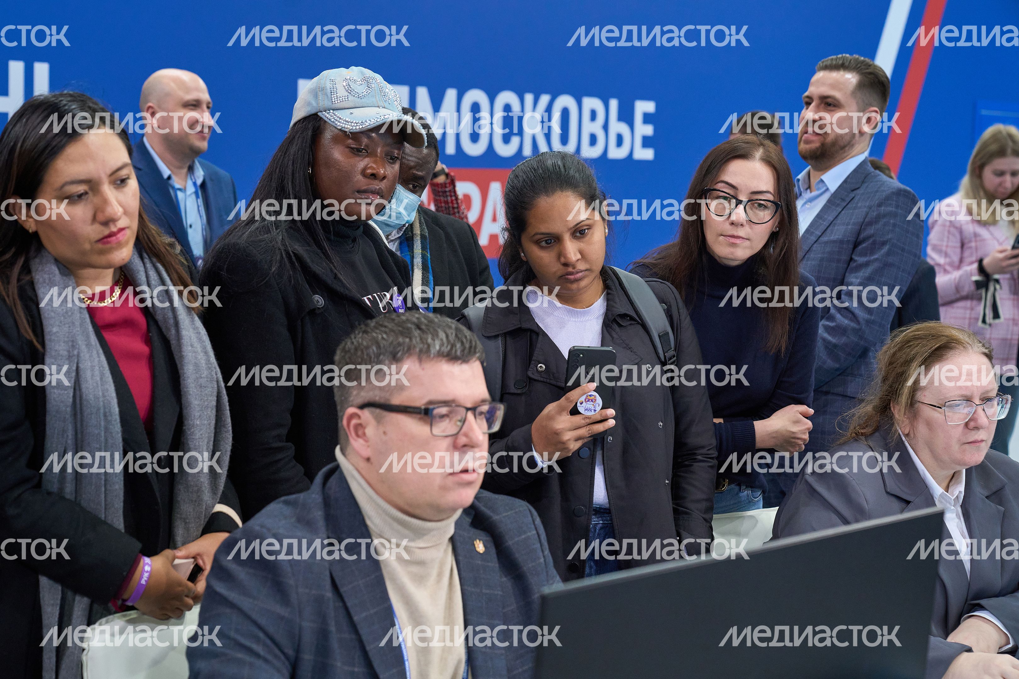 Иностранной молодёжи показали, как проходят выборы президента в Подмосковье