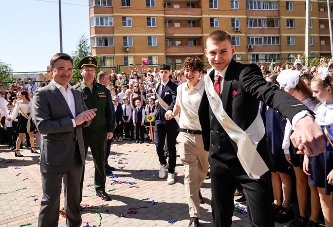 Андрей Воробьев поздравил школьников наро-фоминской СОШ №4 с последним звонком